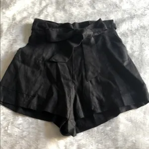 GILLIA linen shorts